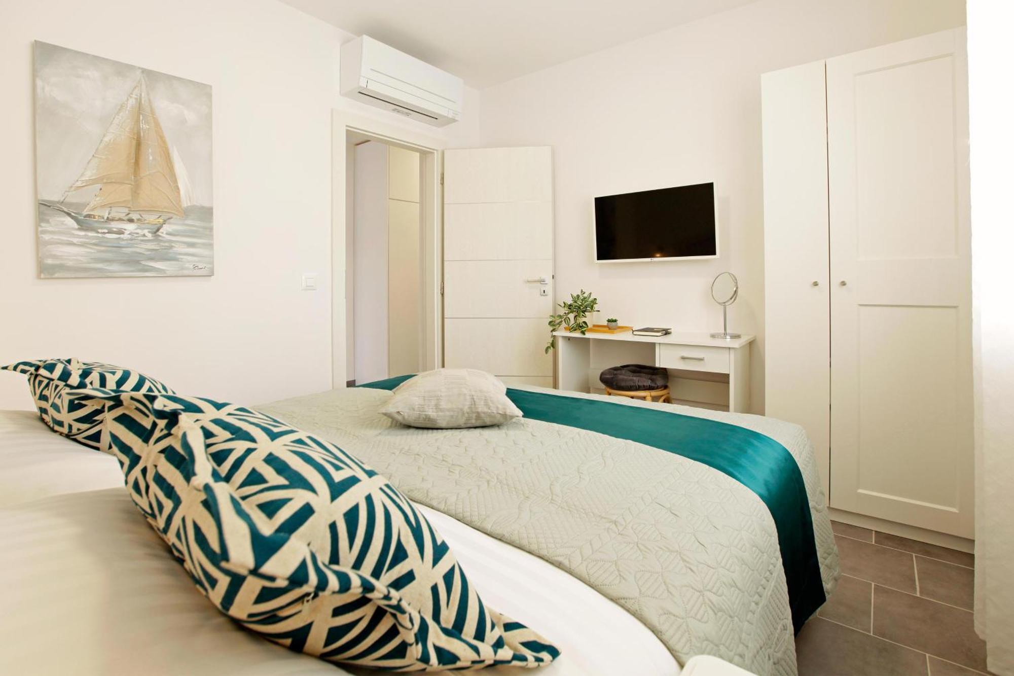 Santa Cruz Apartments Supetar Exterior photo